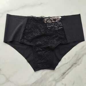 NWT VICTORIA'S SECRET NO-SHOW LACE DETAIL CHEEKY PANTY IN BLACK SIZE SMALL